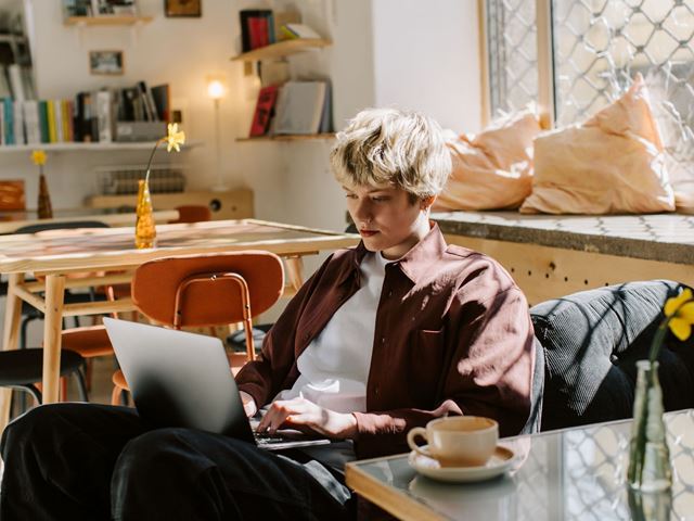 Ung voksen som sitter pcen