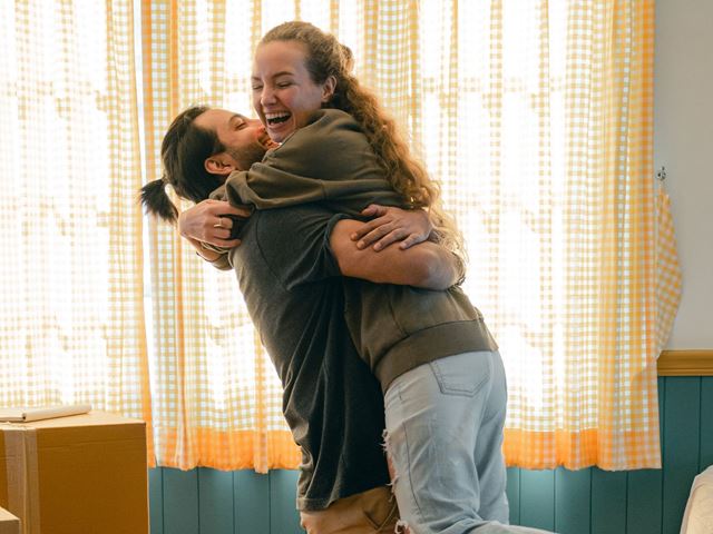 ungt par som klemmer