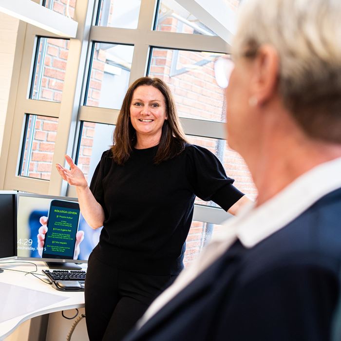 Bankdame med kunde Bankdame med kunde
