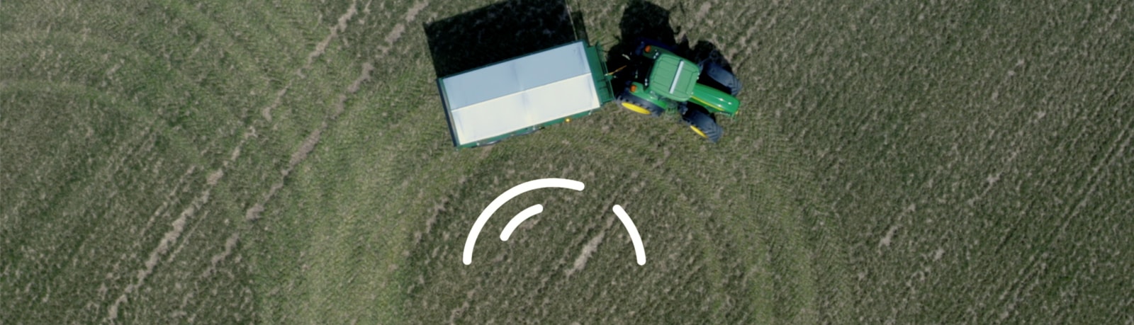 Traktor på jordet med logo