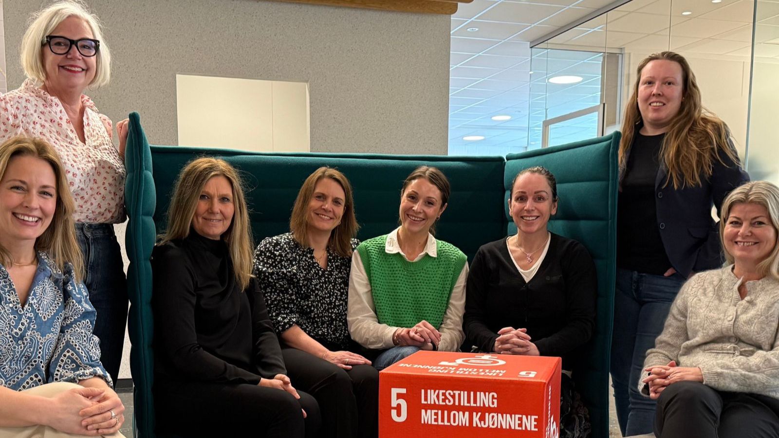 Flotte kvinner som sitter i sofa. Likestilling mellom kjønn.