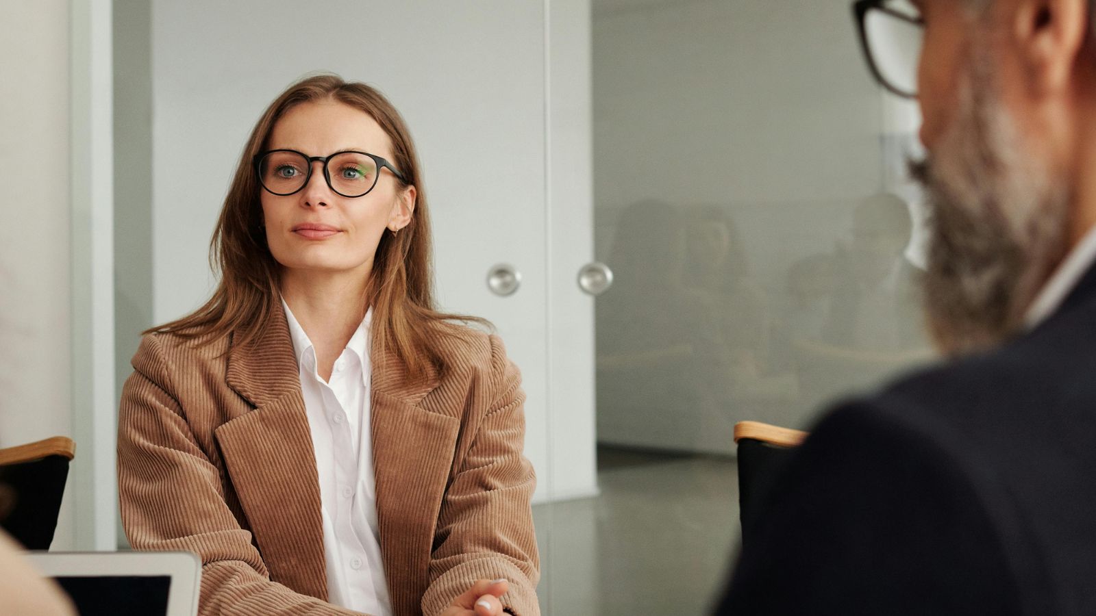 Ung dame i arbeidsmøte Ung dame i arbeidsmøte