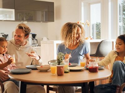 Familie spiser frokost